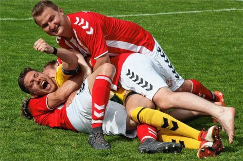 Riesenjubel bei den Spielern von Buchbach II nach dem feststehenden Aufstieg in die Bezirksliga. Foto  Haider