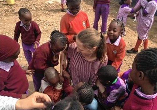 Rosenheimer Waldorfschüler siegten mit ihrem sozialen Auslandsprojekt „Upendo Tamu – Süße Liebe für die Loveschool“, mit dem sie Kinder einer Schule in den Slums von Nairobi unterstützen, beim „Children Jugend hilft! Wettbewerb“. Foto  RE