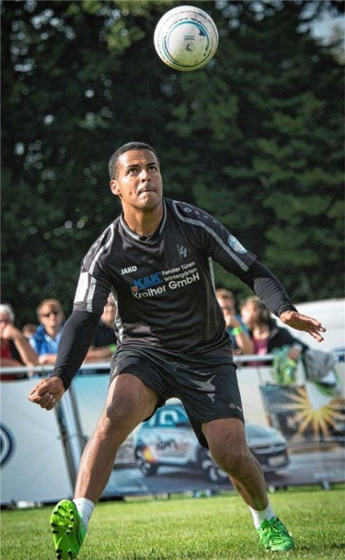 Rosenheims Mittelmann Abdilaziz Lamharraf schlug nach dem missratenen Bundesliga-Saisonstart kritische Töne an.Foto Weiß