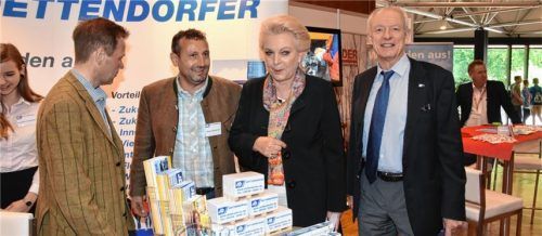 Rosenheims Oberbürgermeisterin Gabriele Bauer beim Messebesuch.Foto Schlecker