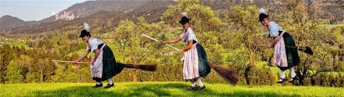 Rossholzener Trachtendirndl gehen in die Luft