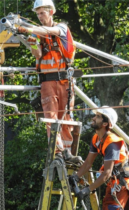 Rund 80 Jahre haben die Oberleitungen auf den Bahn-Strecken München-Salzburg und München-Kufstein auf dem Buckel. Diese werden nun ersetzt. Foto dpa