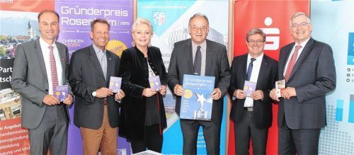 Schirmherren, Partner und Hauptsponsor des Gründerpreises 2019 (von links): Hartmut Drexel (Handwerkskammer), Wolfgang Janhsen (Geschäftsstellenleiter IHK Rosenheim), Oberbürgermeisterin Gabriele Bauer, Landrat Wolfgang Berthaler, Prof. Dr. Heinrich Köster (Präsident Hochschule Rosenheim) und Alfons Maierthaler (Vorstandsvorsitzender Sparkasse Rosenheim-Bad Aibling). Foto Fischer