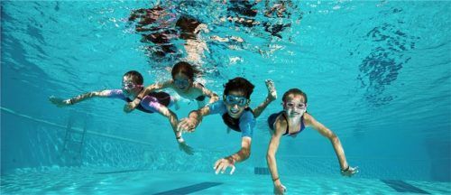 Schwimmen können ist lebenswichtig. Aber Schwimmen ist noch viel mehr. Die Auseinanderset-zung mit dem nassen Element fordert den Kindern so einiges ab – und fördert sie so psychisch wie physisch. Foto  Aqua Sphere