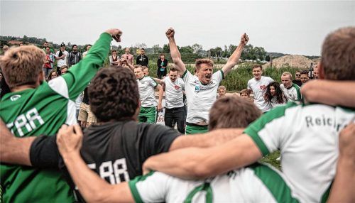Sebastian Pichlmeier (Mitte) und die SG Reichertsheim-Ramsau können nach ihrem Bezirksliga-Premierenjahr den Klassenerhalt feiern.Foto Wimmer