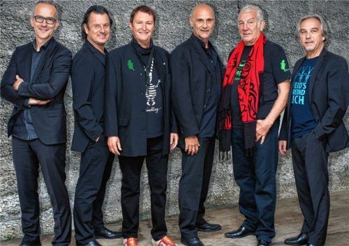 Seit 35 Jahren begeistern Hans-Jürgen Buchner (Dritter von links) und seine Band Haindling ihre Fans. Foto Zacherl