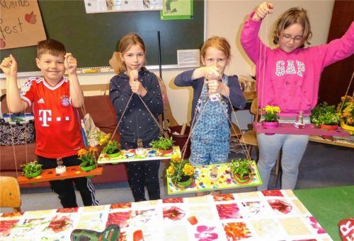 Selbstgemachte Mutterstagsgeschenke? In Nußdorf bastelten die Gartenkinder des Obst- und Gartenbauvereins eifrig an ihren Präsenten. So ganz nebenbei entstanden auch noch Gedichte und Pläne für das perfekte Muttertagsfrühstück in der Nußdorfer Muttertagswerkstatt.Foto steffenhagen