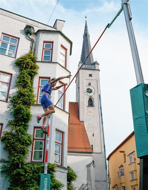 Sieger Leo Lohre übersprang vor der Altstadtkulisse die Höhe von 5,10 Metern.