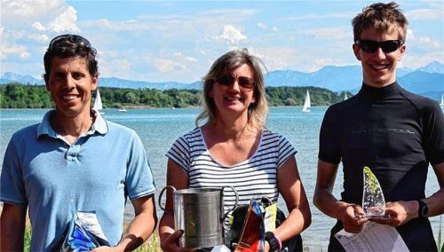 Siegerehrung vor dem Regattahaus des SRV mit der Gewinnerin der Klasse Laser-Radial, Bettina le Maire (SRV, Mitte), dem Zweitplatzierten Marco Casalini (MRSV, links) und dem Dritten Lukas Hummel (SYC`87, rechts).