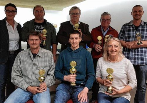 Siegreiche Schützen (vorne, von links): Christian Obermayer, Christian Wagenstetter, Marion Obermayer und (Reihe hinten, von links): stellvertretende Vorsitzende Barbara Stein, Helmut Schröder, Peter Wagenstetter, Fritz Fischer und Stefan Aicher. Foto re