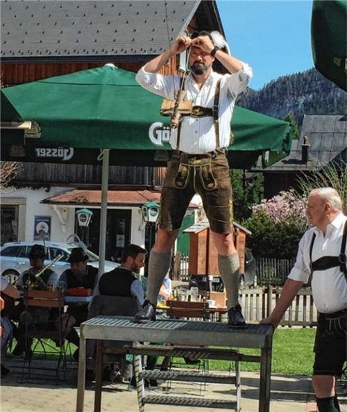 So geht’s: Ein Taubenschütze bringt sich in Position und peilt konzentriert die Zielscheibe auf der gegenüberliegenden Seite des Pendels an.Foto stv