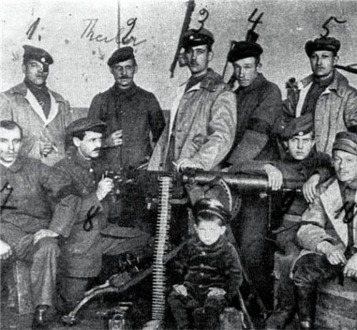 Soldaten der Roten Armee während der zweiten Räterepublik. „Wir wollen der Welt das Beispiel geben, dass endlich einmal eine Revolution, vielleicht die erste Revolution der Weltgeschichte, die Idee, das Ideal und die Wirklichkeit vereint“, so Kurt Eisner anlässlich der Revolutionsfeier im Nationaltheater in München am 17. November 1918.Foto Aus: Das Wintermärchen