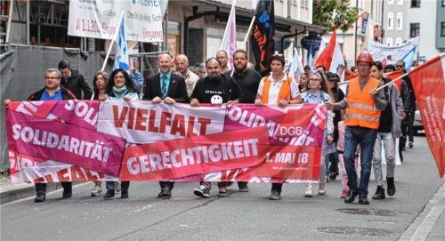 Solidarität, Vielfalt, Gerechtigkeit: Drei Kernthemen bei der Maikundgebung in Rosenheim mit DGB-Regionsgeschäftsführer Günther Zellner (mit Krawatte) als Festredner. Foto schlecker
