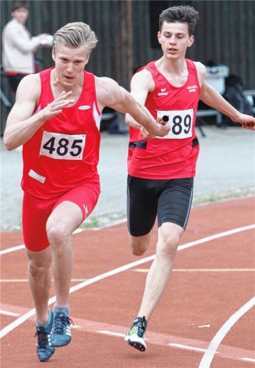 Staffelwechsel von Leonard Neuhoff auf Maximilian Kurzbuch (links): Sie holten Team-Silber.Fotos Stuffer