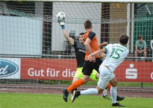 Starke Rettungstat von SBR-Torwart Mihajlo Markovic beim Schuss des Manchingers Marco Witasek.Fotos Ruprecht