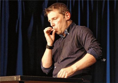 Stets auf dem roten Hocker, versuchte der innere Schweinehund den Kabarettisten Martin Kosch davon zu überzeugen, noch ein Bier zu trinken, statt sich an die Arbeit für sein Programm zu machen.