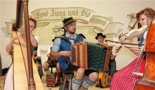 Stubenmusi und Gesang: Nicht nur die Laurenzi Musi zog die Zuhörer beim Hoagascht im Saal des Chalet in Aschau in ihren Bann.Foto Rehberg