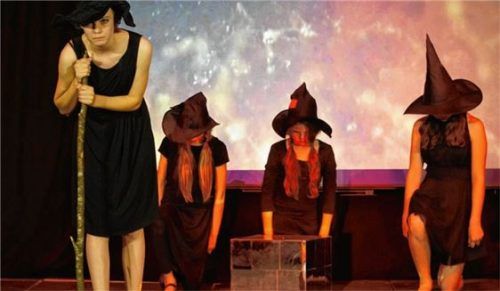 Surreal-düstere Szene nebst Bühnenbild.Fotos RE