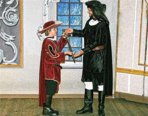 Symbolische Schwertübergabe bei den Ritterschauspielen: Prinz Leon von den „Kieferer Wichtl“ übernimmt das Schwert vom „großen“ Prinz Mangolf.Foto  Keiler