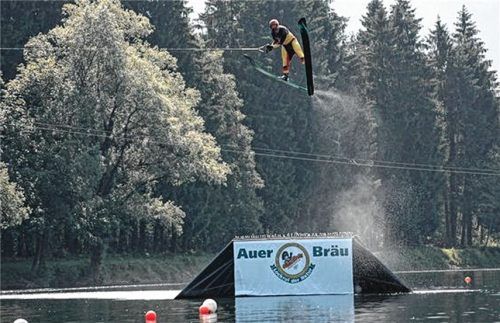 Top-Athleten aus mehreren Nationen gehen am Wochenende beim internationalen Auer- Bräu-Cup über die Schanze am Hödenauer See.