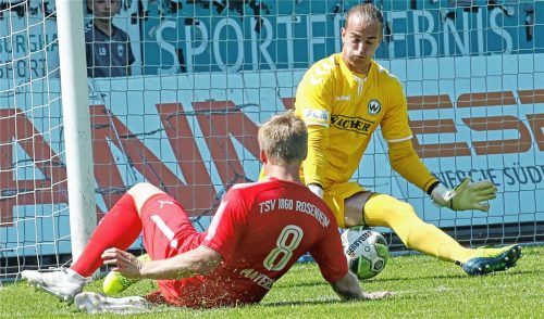 Torwart Rafael Zbinden brachte die Rosenheimer, wie in dieser Szene Max Mayerl, reihenweise zur Verzweiflung.Foto Buchholz