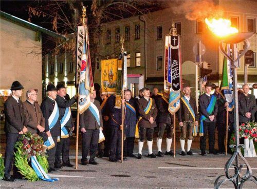 Totengedenken: Die Priener Veteranen beim Volkstrauertag. Fotos berger