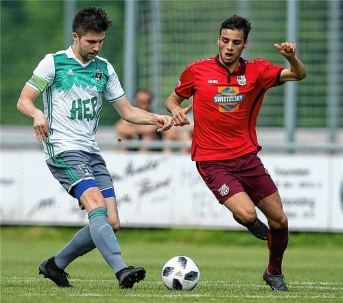 Traunsteins Samuel Schwarz (rechts) greift hier Holzkirchens Julian Allgeier an.Foto Weitz