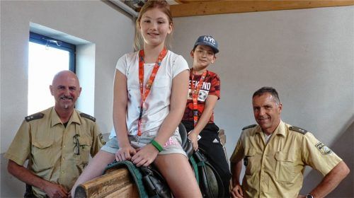 „Trockentraining“ in der Halle bei der Rosenheimer Pferdestaffel.Foto  RE