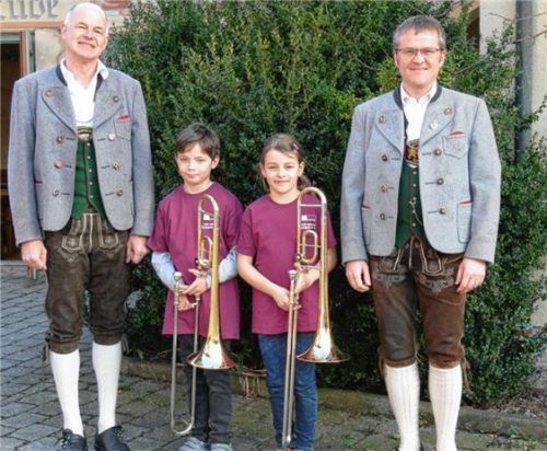 Über die neuen Instrumente freuen sich Förderverein und Schüler gleichermaßen: Albert Schiller, Alexander Zott, Johanna Frey und Martin Frey (von links).Foto  Lohmann