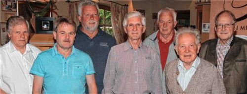 Übergabe der Führung (von links): Wilhelm Zielke, Jakob Maier, Jochen Authaler, Josef Reichgruber, Nikolaus Fenis, Anton Binder und Manfred Leinfelder.Foto re