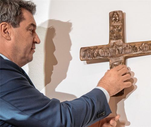 Überzeugungstäter oder Wahlkalkül? Ministerpräsident Markus Söder hängte höchstpersönlich medienwirksam ein Kreuz im Eingangsbereich der Staatskanzlei auf. Foto dpa
