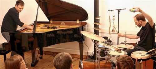 Ungewöhnliche Besetzung: Chris Gall (links) und Bernhard Schimpelsberger mit Piano und Percussions. Foto Luers