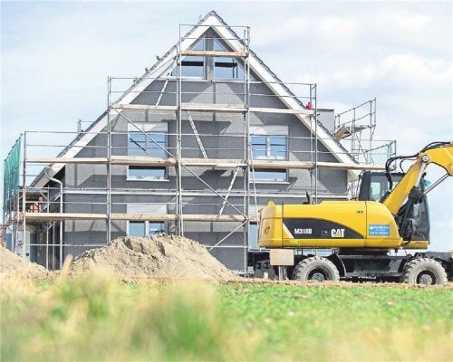Unter anderem die geforderte Gebäudedämmung und die Wohnlage bestimmen den Preis beim Bauen. Foto dpa