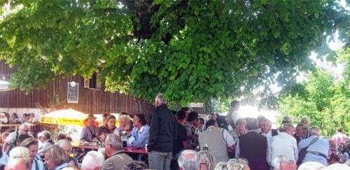 Unter der Linde in Grainbach findet am Pfingstsonntag, 20. Mai, ab 11 Uhr das Dorffest statt. Gutes Essen, nette Gesellschaft und Dorfgemeinschaft prägen das von der Feuerwehr veranstaltete Fest. Fotos hö