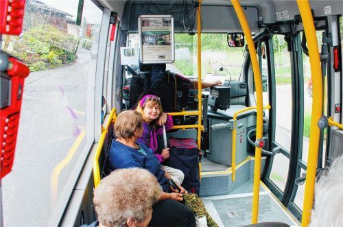Unterwegs in Kolbermoor mit dem Stadtbus: „Er verbindet nicht nur Haltestellen, sondern Menschen“, ist sich Koordinatorin Karin Wallisch sicher.Fotos Gruber