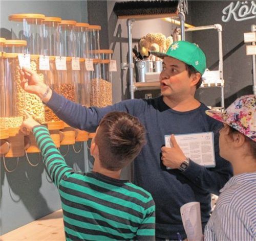 „Unverpackt“ einkaufen, das war eine neue Erfahrung für Schüler der Klasse 4g an der Grundschule Happing.Foto  re