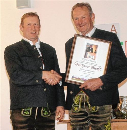 Verbandsvorsitzender Johann Rauchenberger (links) überreichte seinem Vorgänger Balthasar Biechl die Ehrenurkunde zur Verleihung des Ehrenvorsitzes.Foto re
