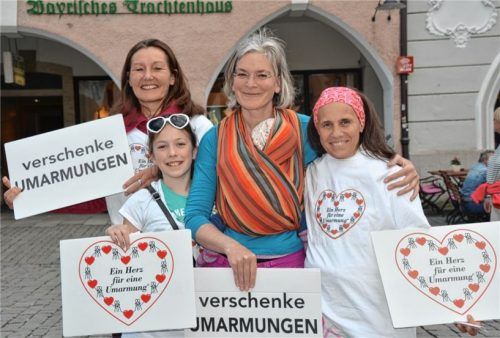 Verschenken Umarmungen: Renate, Felicitas, Sandra (von links) mit Baby Ida unterstützen Francesca Terranova (rechts) beim „Umarmungsdienst“ in Rosenheim. Foto Rossteuscher