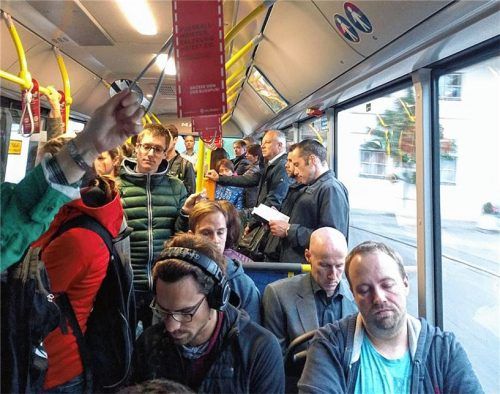 Völlig überfüllt: So sah es in vielen Bussen aus, die als Schienenersatzverkehr dienten. Foto  Stache