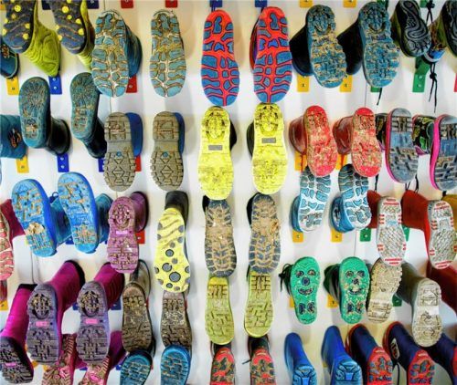Voll besetzt: Eine Wand mit Kinderschuhen in einer Betreuungseinrichtung. Mittelfristig sieht der Eggstätter Gemeinderat beim Betreuungsangebot Handlungsbedarf. Foto dpa