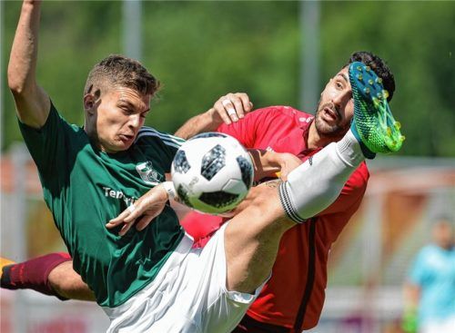 Voller Einsatz von Marin Culjak gegen Traunsteins Linor Shabani (rechts).Foto Weitz