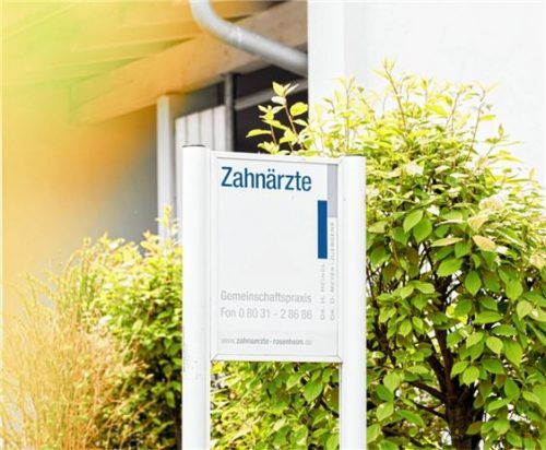 Vom Stadtzentrum aus gut erreichbar und mit Parkplätzen vor der Tür: Die Gemeinschaftspraxis befindet sich in der Uhlandstraße 21 in Rosenheim.