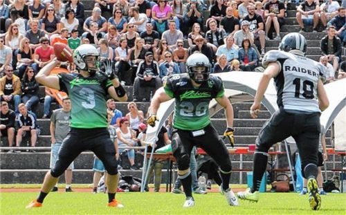 Vor 1200 Zuschauern gewannen die Rebels ihr Auftaktspiel in Cham.Foto Schiburr