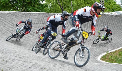 Vorne dabei: Erich Grabichler (Nr. 242) und Jan Brunn (Nr. 992) holten gleich zweifach den bayerischen Meistertitel in ihrer Altersklasse. Christian Pramboeck (Nr. 682) wurde in zwei verschiedenen Kategorien Vizemeister in Erlangen.Foto Rohrmüller