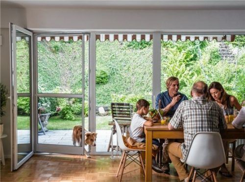 Während Mücken, Fliegen und Co. draußen bleiben, haben Hund oder Katze dank Pendeltüren nach wie vor Zutritt. Foto epr/Neher