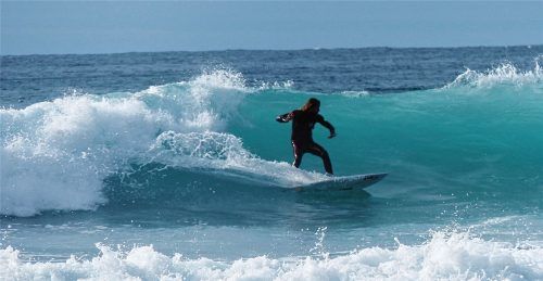Wasser, Wellen, Sonne: Das Surfen gibt Tobias Haseloff ein Gefühl der Freiheit und mit sich allein zu sein. Fotos privat