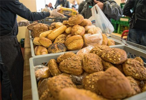 Wenn die Rente nicht mehr reicht: Tafeln registrieren immer mehr Senioren, die von Altersarmut betroffen sind.Foto dpa