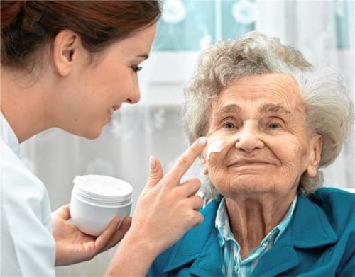 Wer seinen Angehörigen oder eine nahestehende Person selbst pflegt, kann jährlich eine Pauschale von 924 Euro von der Steuer absetzen. Foto alex raths/istockphoto.com