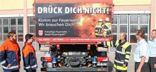 Werbung für den Feuerwehr-Nachwuchs auf einem Lkw der Rosenheimer Feuerwehr. Die Aktion wird gestartet von (von links) den Jugendfeuerwehrlern Florian Hiedl und Tobias Pfaffe, Jugendwart Marco Wehrle, Stadtbrandrat Hans Meyrl und Stadtbrandinspektor Mario Zimmermann.Foto Binder