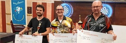 Werner Scheidig ist erster Rosenheimer Stadtmeister im Steeldart